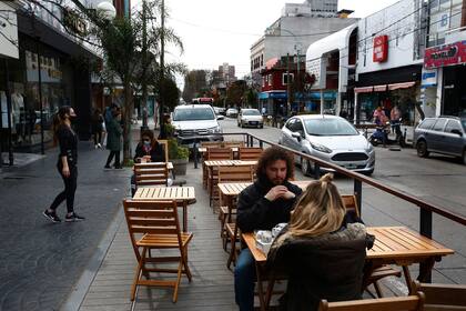 Los bares ya no podrán servir a sus clientes en las mesas