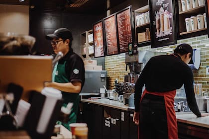 Los baristas de Starbucks deben atender a un gran número de clientes todos los días