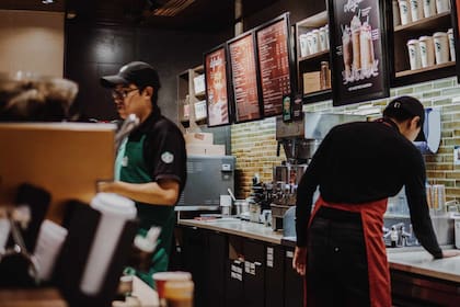 Los baristas de Starbucks tienen que atender a un gran número de clientes todos los días
