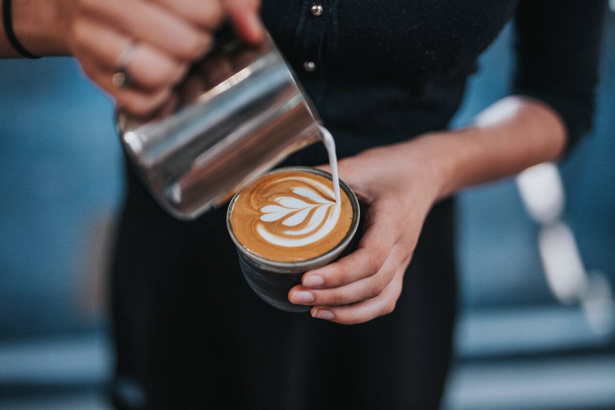 Los baristas tienen entre 25 y 30 años; el oficio es la puerta de ingreso al mundo laboral, ganan muy bien y cosechan fans por sus cafés