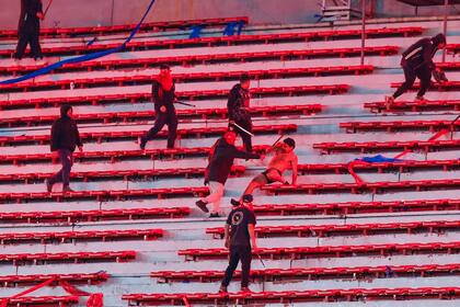 Los barras de Independiente fueron a buscar los de la U de Chile y los violentaron