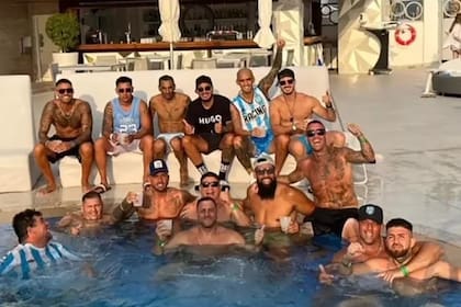 Los barras de Racing en la pileta del hotel, en la espera del partido que consagró al equipo campeón de la Supercopa Internacional.