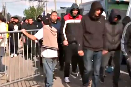 Los barras de River identificados por el periodista Gustavo Grabia al ingresar encapuchados al acto de Milei en Moreno