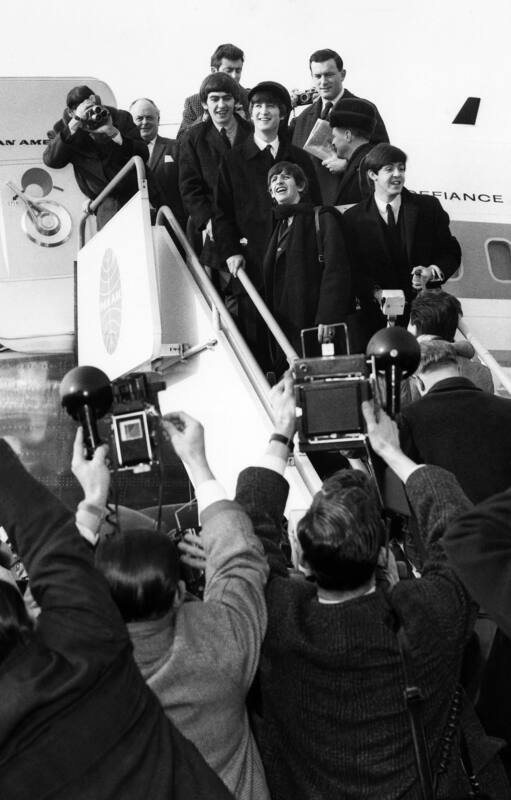 Los Beatles en las escaleras del avión en Londres.
