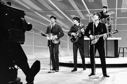 Los Beatles en su primera performance en vivo en la televisión norteamericana