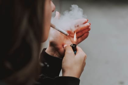 Los bebés de madres fumadoras pueden necesitar terapia de reemplazo de surfactante y sufrir un deterioro de la función pulmonar (Foto: Freepik)