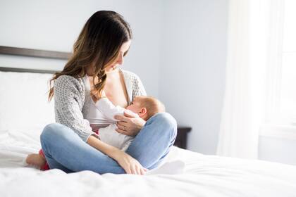 Los bebés deben recibir leche materna como único alimento en los primeros seis meses