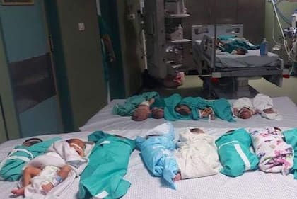 Los bebés recién nacidos se han trasladado a un quirófano del hospital.