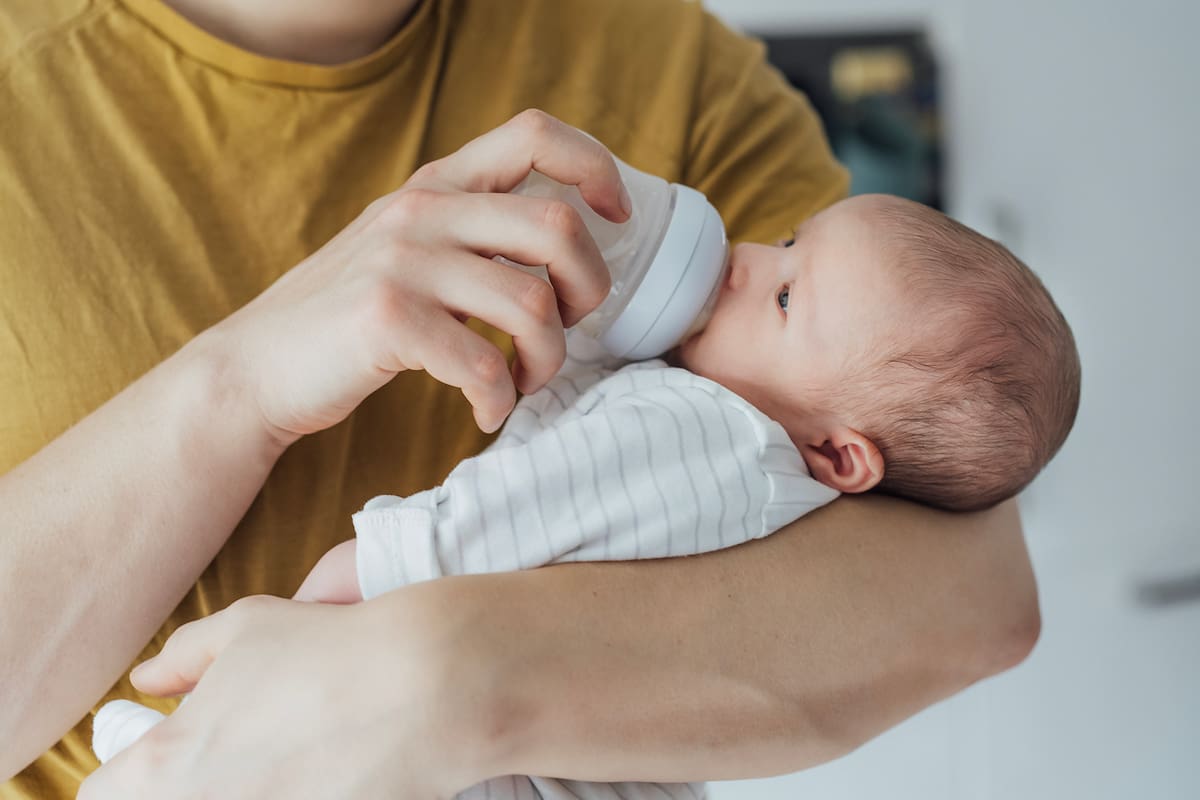 Los bebés respiran principalmente por la nariz mientras se alimentan, por lo que una obstrucción puede provocar pausas durante las tomas, dificultades para dormir y mayor tiempo para alimentarse