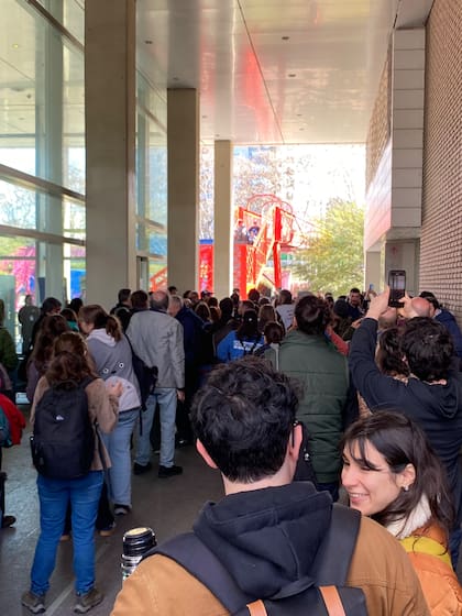 Los becarios piden prorrogar el vencimiento de sus becas hasta que el resultado de la convocatoria se publique