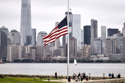 Los beneficiarios deben renovar su estatus cada dos años y cumplir con ciertos requisitos