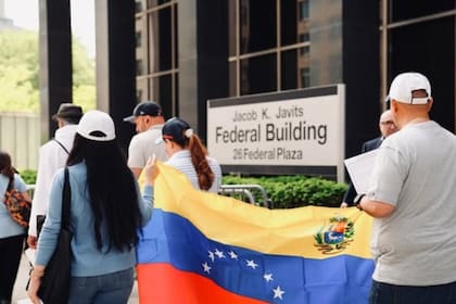 Los beneficiarios del TPS y sus aliados han realizado vigilias en todo el país para manifestarse en contra de la cancelación del programa