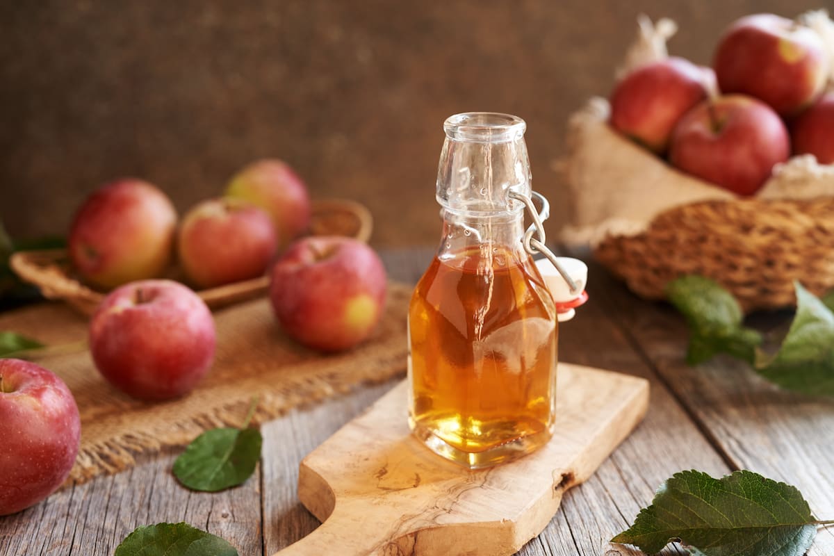 Los beneficios de colocar vinagre de manzana en las canas del cabello