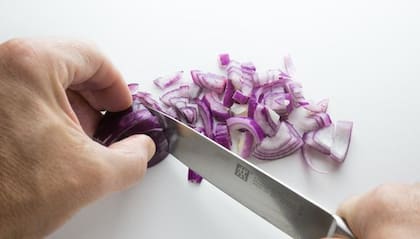Los beneficios de comer cebolla y las diferencias que hay entre elegir consumirla cruda o cocida