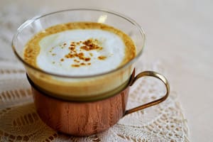 Los beneficios de tomar café con cúrcuma, según los expertos