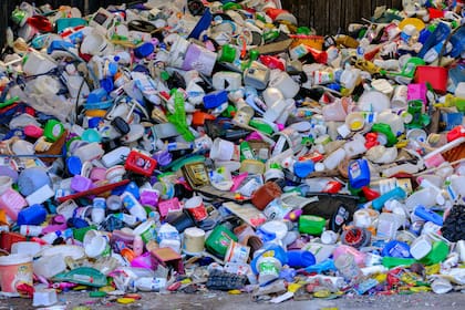 Los beneficios de una vida sostenible con la reducción de botellas de plástico.
