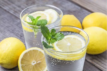 Los beneficios del agua con limón