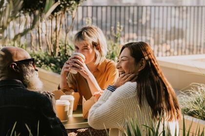 Los beneficios del café no se limitan a la bebida en sí, sino que abarcan también al rito de socialización