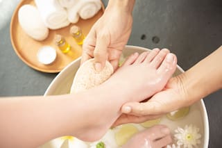 Los beneficios jamás contados de lavarse los pies en bicarbonato de sodio y aceite de oliva