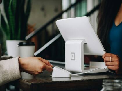 Los beneficios se depositan en una tarjeta EBT y con el dinero solo se pueden comprar alimentos (Unsplash/Patrick Tomasso)