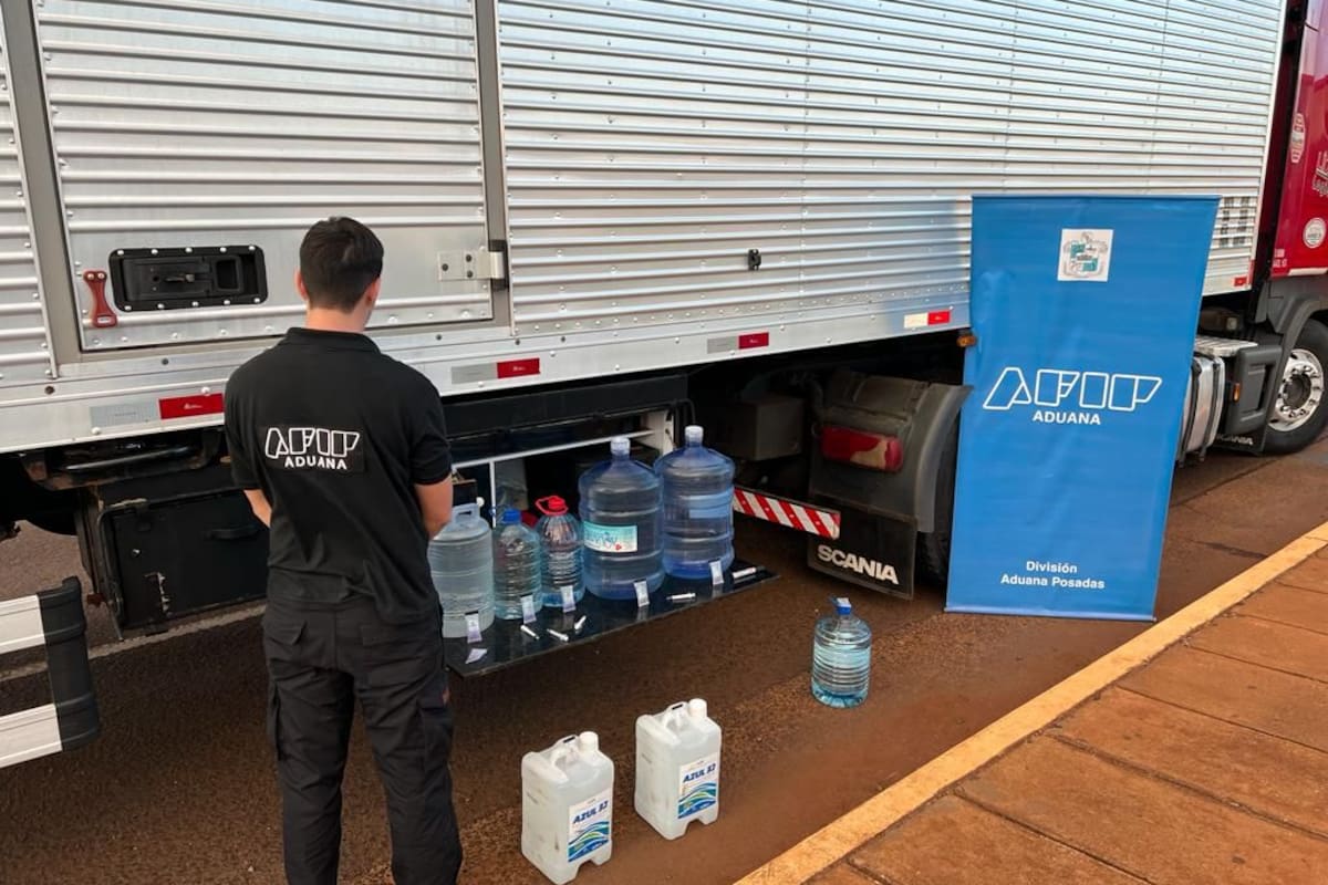 Los bidones con ketamina, secuestrados a un camionero paraguayo en el puesto aduanero de Posadas