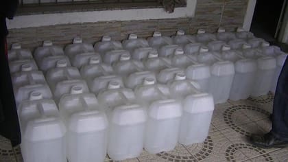 Los bidones de acetona (un precursor químico usado para procesar clorhidrato de cocaína) hallados en la mansión que Delfín Zacarías tenían en un country en la localidad de Funes