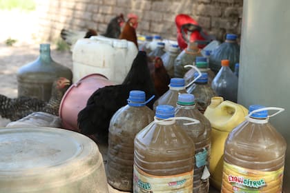 Los bidones se llenan de un agua completamente turbia, llena de microbios y enormes riesgos para la salud de cualquier persona