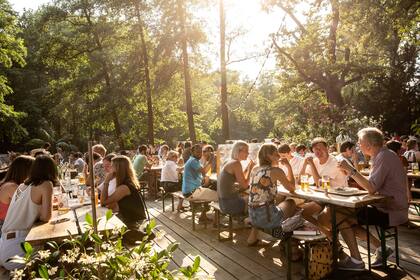 Los Biergarten son toda una institución
alemana. El de la imagen está también dentro del Tiergarten, pegado a un
lago en el que se alquilan botes a remo.