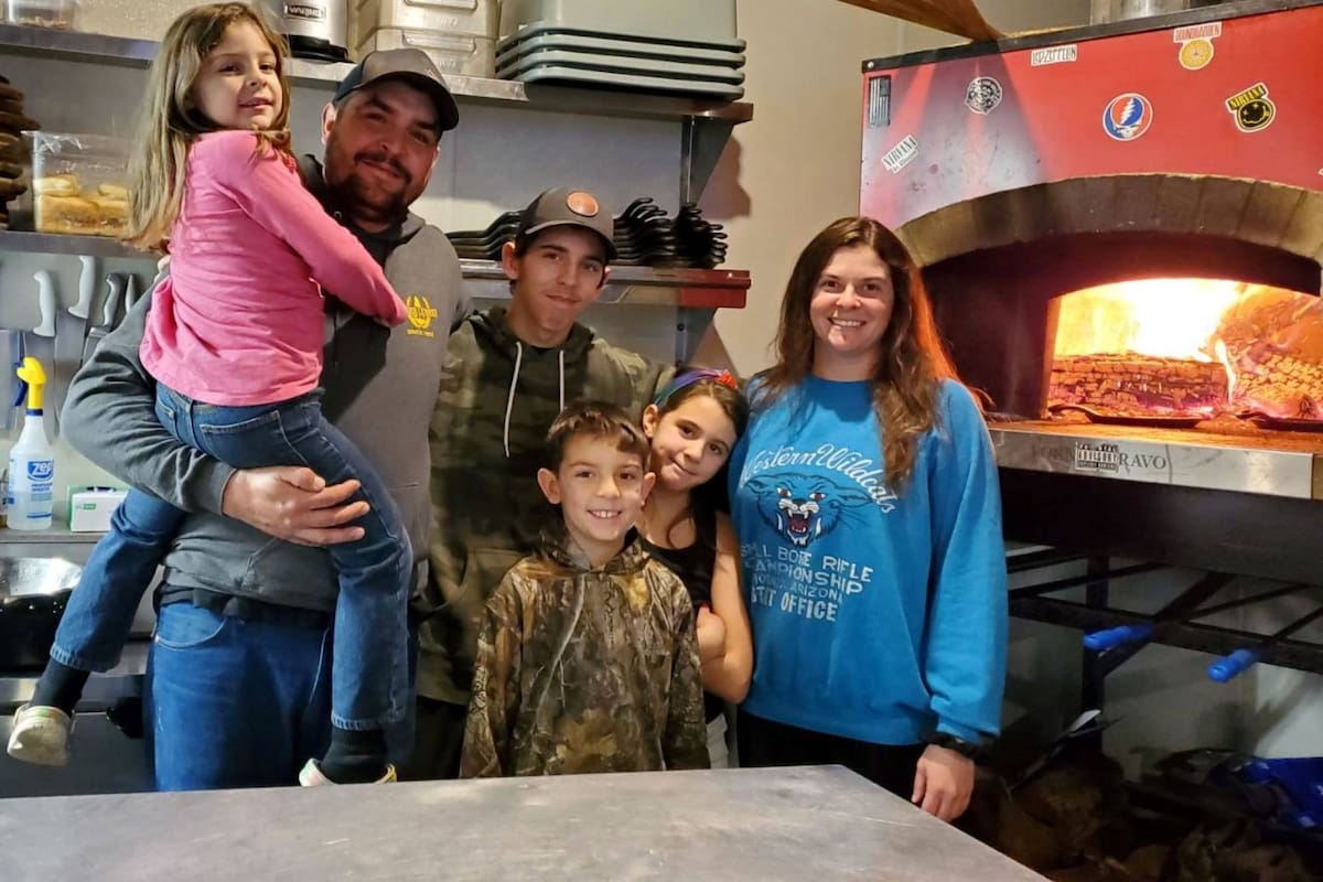 Los Biggs y cuatro de sus seis hijos en la cocina de su restaurante