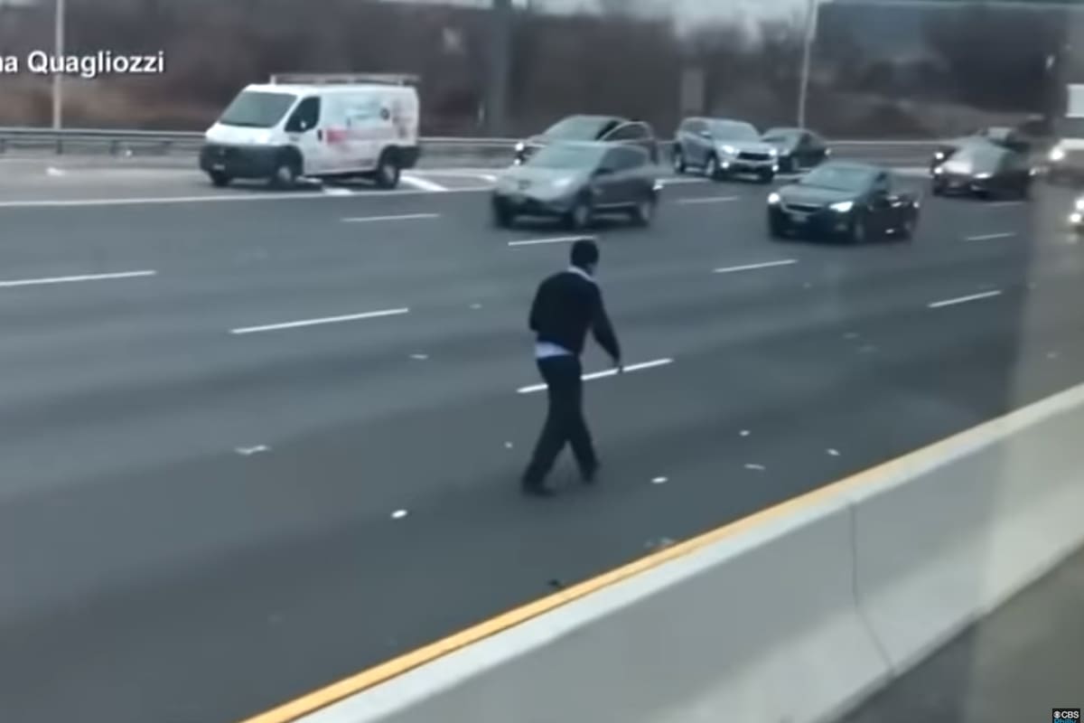 Los billetes estaban esparcidos por toda la autopista