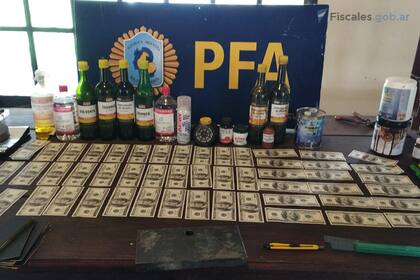 Los billetes ya cortados, y parte de los materiales utilizados