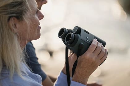 Los binoculares AX Visio de Swarovski tienen integrada una cámara para fotos y video, y un software capaz de identificar 9000 especies de aves
