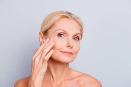 Los bioestimuladores de colágeno son se usan para rejuvenecer la piel ya que con el envejecimiento, el rostro sufre dos grandes cambios: el adelgazamiento y la caída de los tejidos