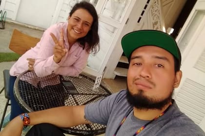 Los biólogos mexicanos Lesli Elisa Nava Flores y David Olaf Santillán González viven en Tonga desde hace dos años