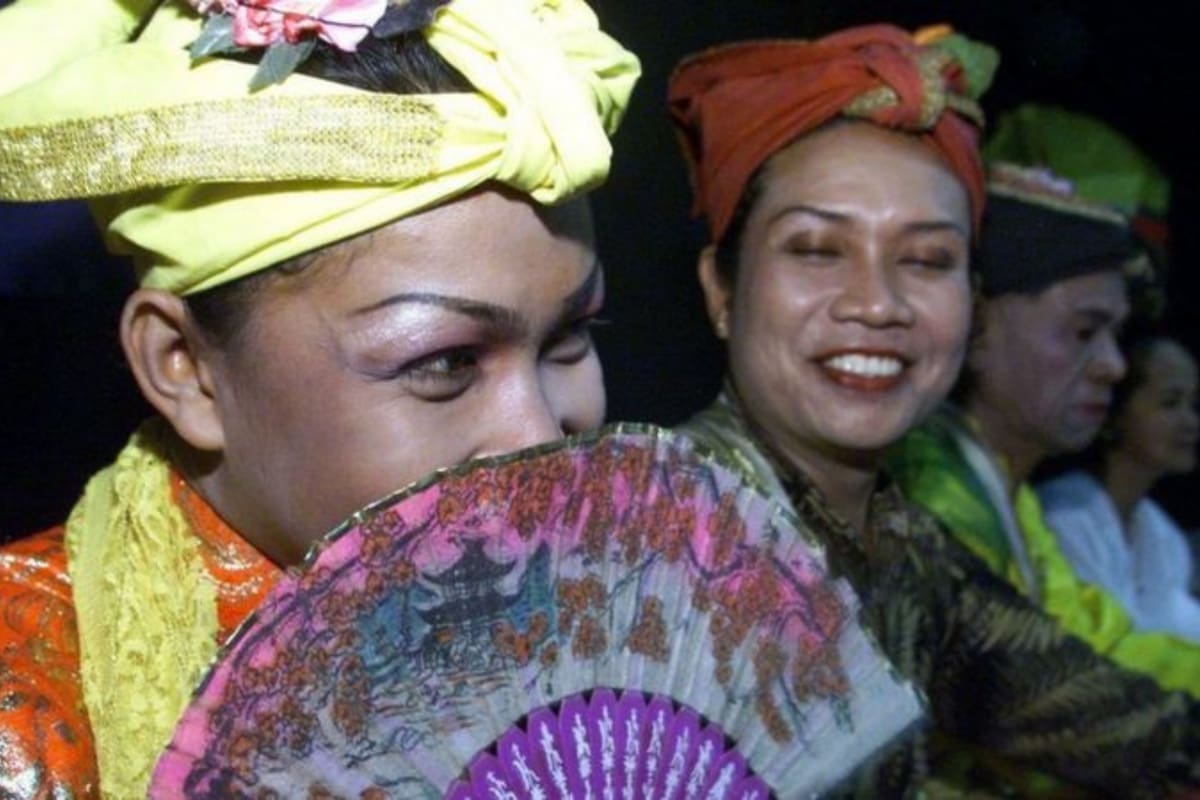 Los bissu son vistos como seres espirituales que encarnan tanto el poder masculino como el femenino