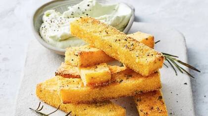 Los bocaditos de polenta son ricos en nutrientes y solo demandan 30 minutos de preparación con ingredientes disponibles en tu cocina
