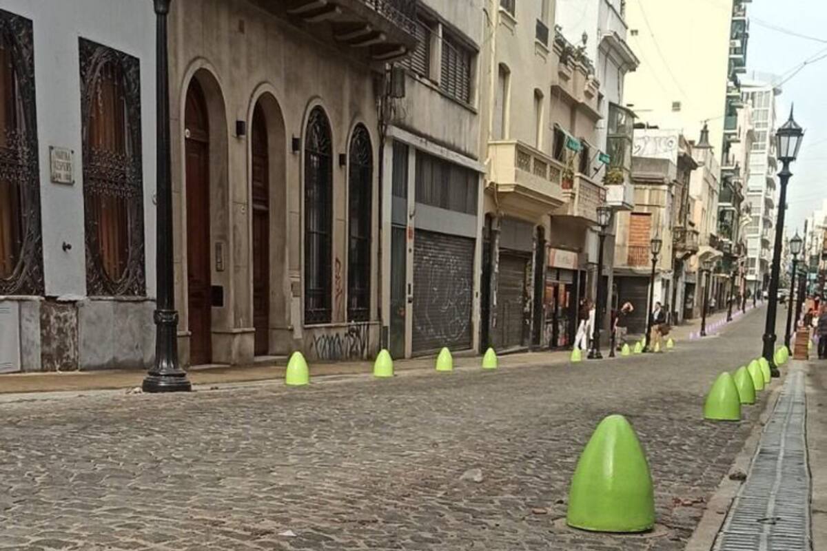 Los bolardos del casco histórico, pintados de verde