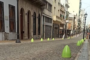 Felipe Miguel aclaró por qué pintaron los bolardos del Casco Histórico de verde y le llovieron críticas