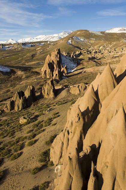 Los Bolillos, curiosas formaciones con forma de aguja, moldeadas por la erosión del viento