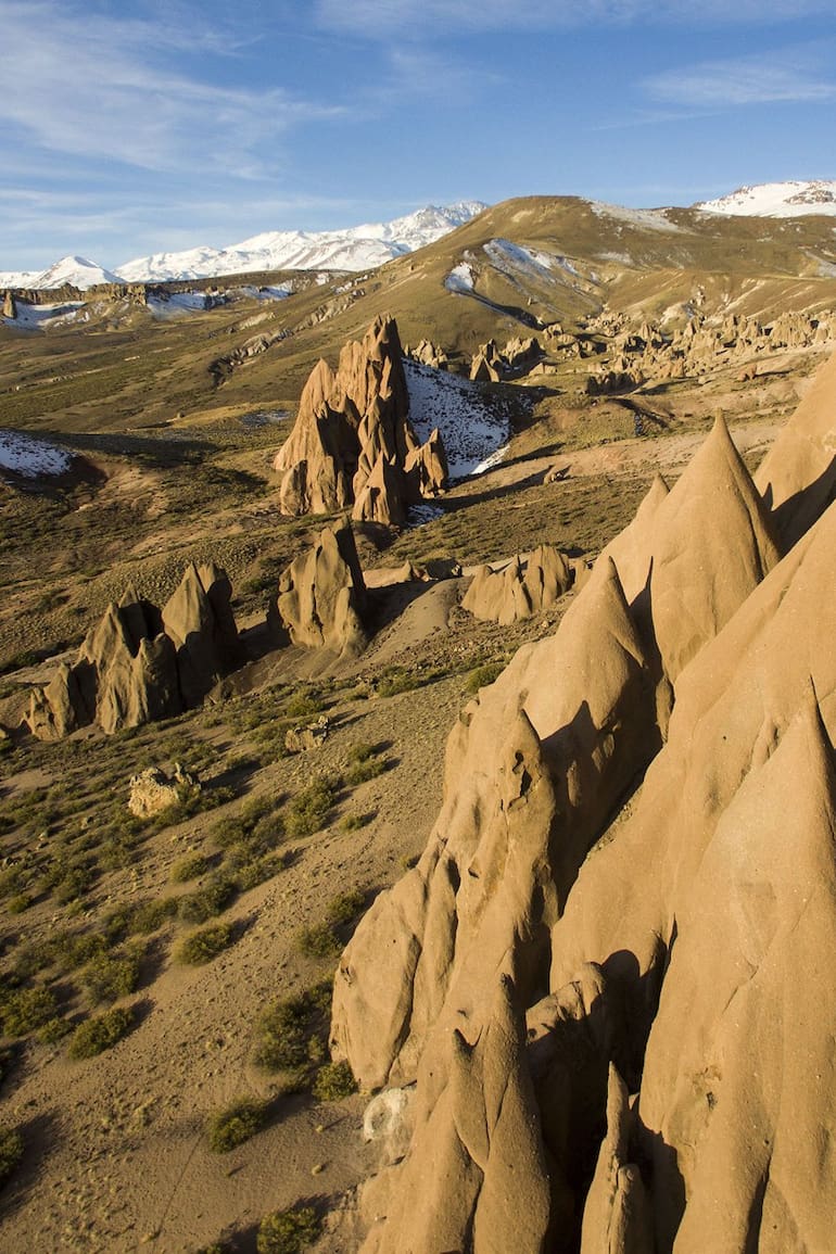 Los Bolillos, curiosas formaciones con forma de aguja, moldeadas por la erosión del viento