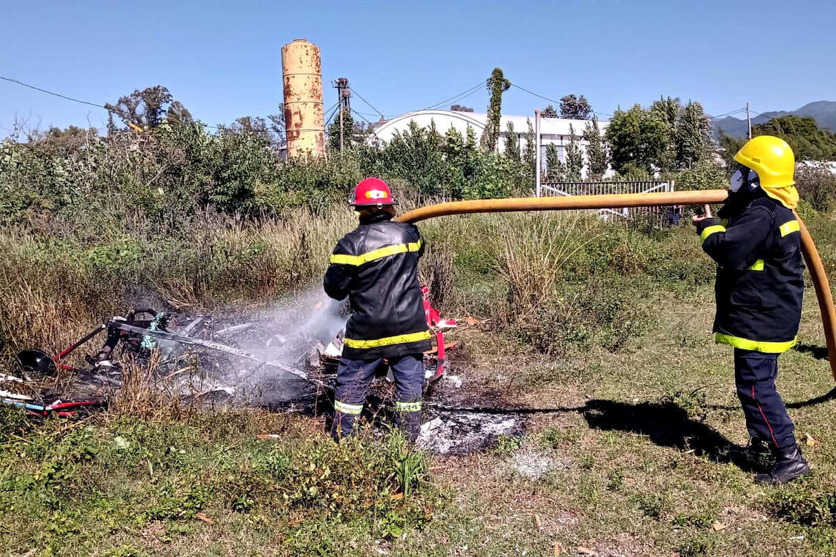 Los bomberos apagan el avión incendiado