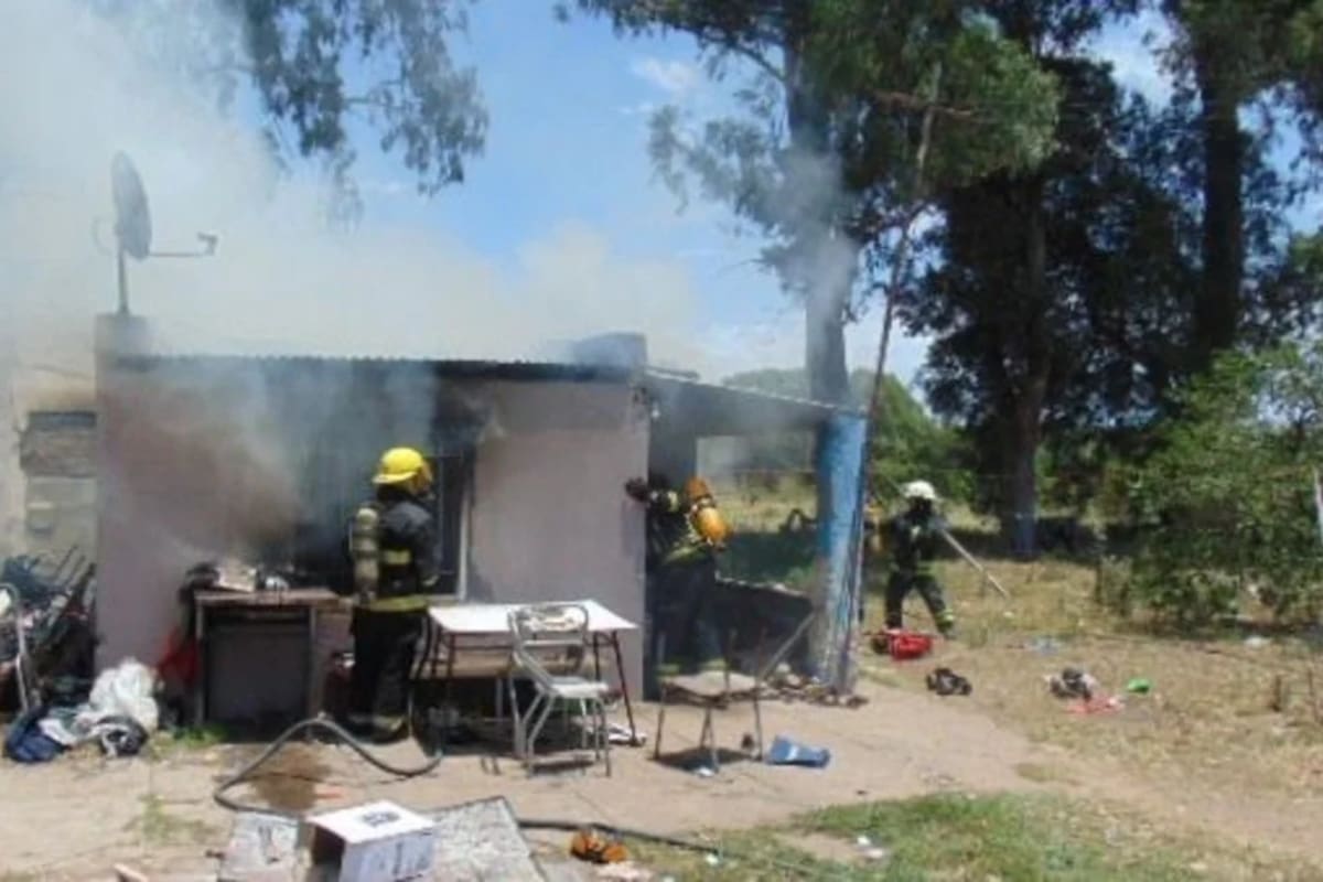 Los bomberos apagan el incendio de la casa de la menor que mató de un puñalada a su cuñada en Venado Tuerto
