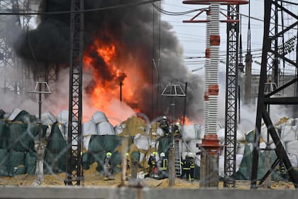 Los bomberos apagan un incendio en una subestación eléctrica después de un ataque con misiles en Kharkiv, el 22 de marzo de 2024.