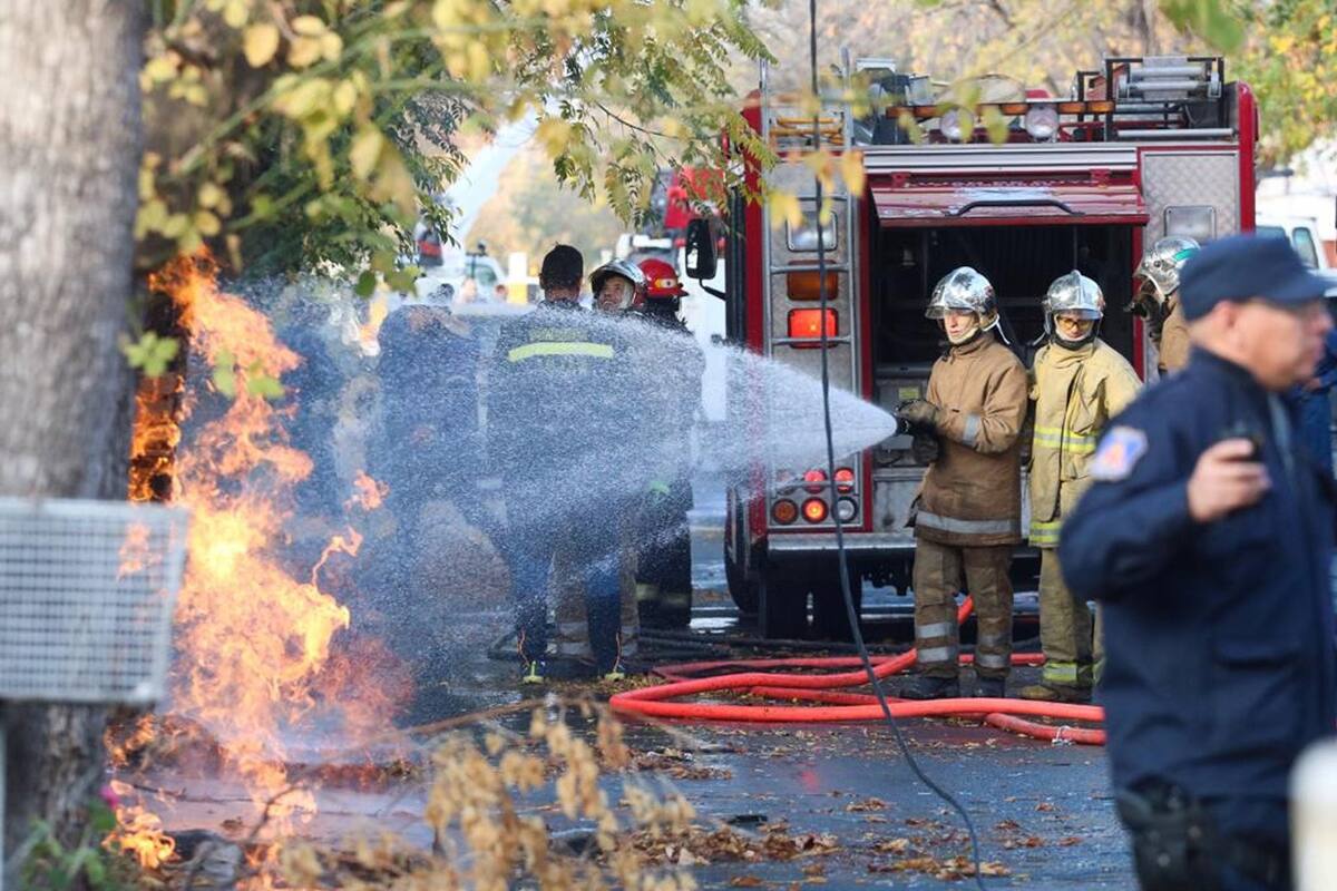 Los bomberos aseguraron que el fuego "está controlado" pero evacuaron toda la cuadra por precaución