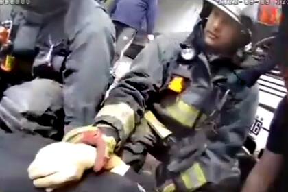 Los bomberos atienden a uno de los heridos