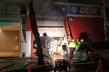 Los bomberos combaten el fuego en el supermercado