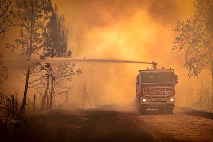 Los bomberos combaten el fuego en la Gironda, Francia