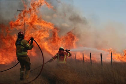 Los bomberos combaten el fuego en Yacanto de Calamuchita