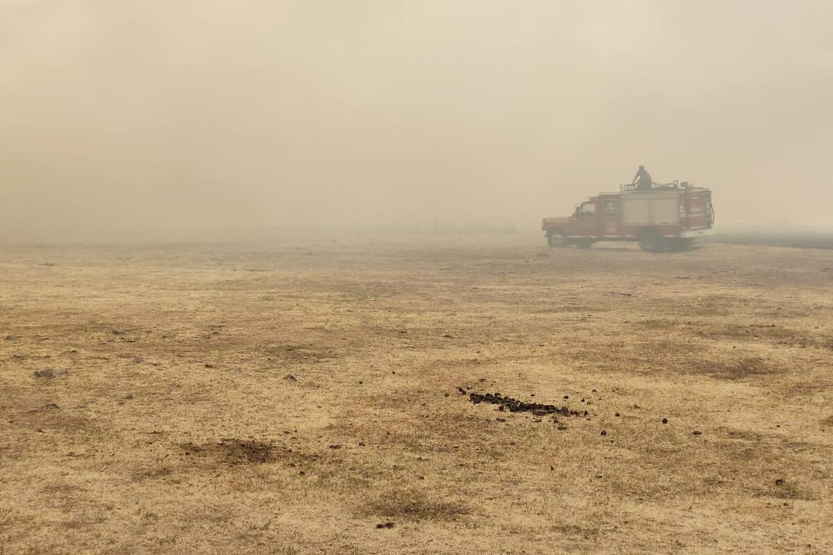 Los bomberos combatiendo el fuego en el campo de la familia Benítez, en Mercedes, Corrientes