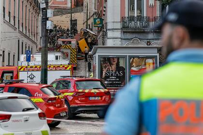 Los Bomberos continúan las tareas de rescate para sacar a las víctimas que continúan atrapadas debajo de los escombros